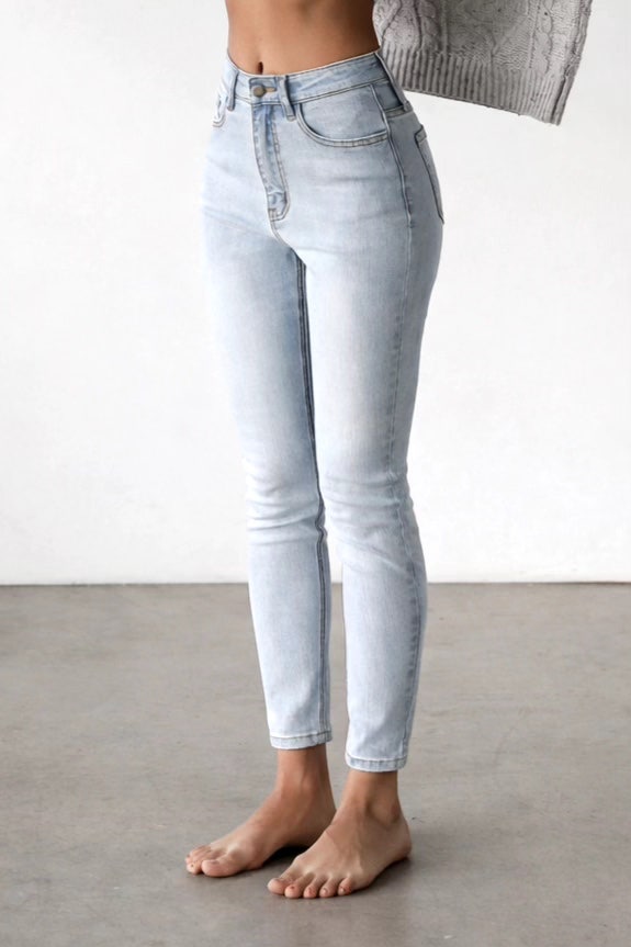 The Everyday Babe High Rise Skinny Jeans in Light Wash